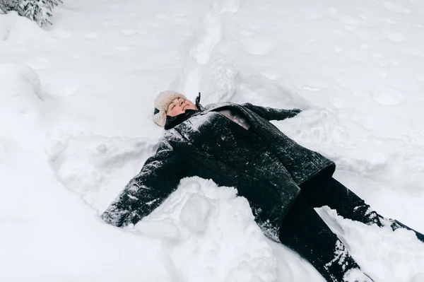 Chica Adulta Encuentra Nieve Blanca Hace Alas Ángel Por Sus —  Fotos de Stock