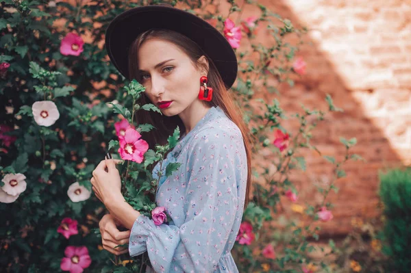 Sinnliches Mädchen Blauem Kleid Und Elegantem Hut Posiert Garten Mit — Stockfoto