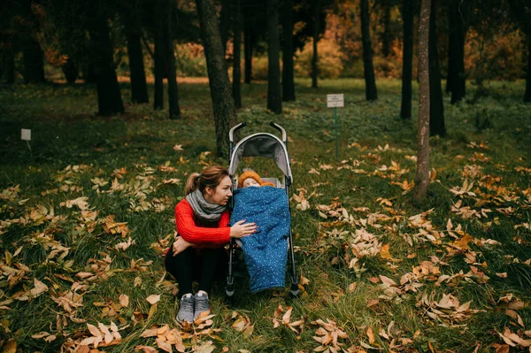 Elbűvölő Kaukázusi Anya Piros Pulóverben Fekete Nadrág Sálat Húzott Nyaka — Stock Fotó