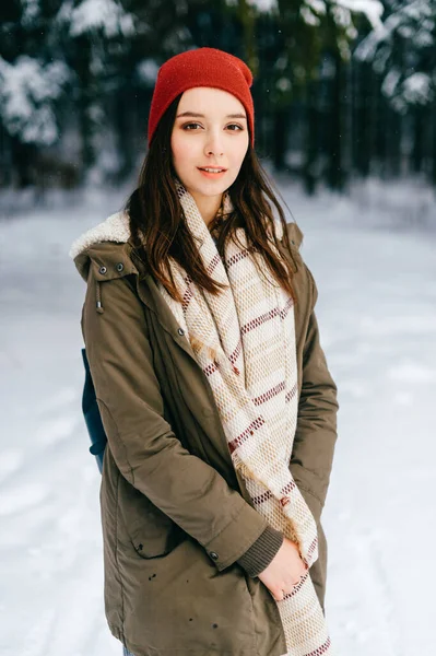 Junge Attraktive Brünette Mit Warmem Schal Und Rotem Hut Posiert — Stockfoto