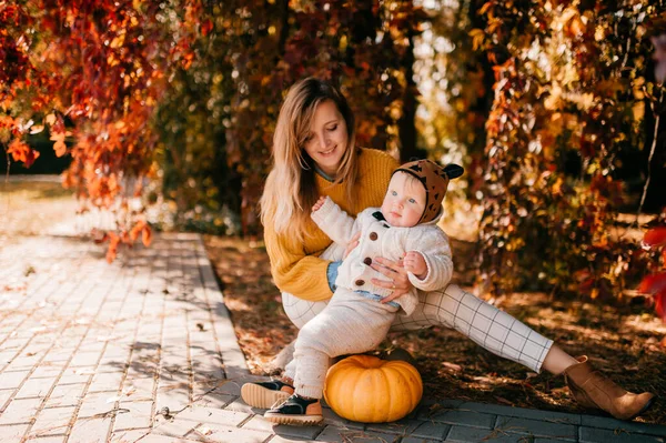 Härlig Kaukasisk Mamma Gul Blus Och Vita Byxor Sitter Parken — Stockfoto