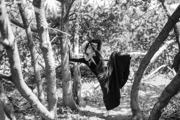 Joven Hermosa Bailarina Vestido Vintage Negro Con Velo Posando Entre —  Fotos de Stock