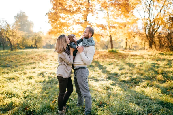 Familia Feliz Pareja Abraza Precioso Bebé Soleado Parque Otoño — Foto de Stock