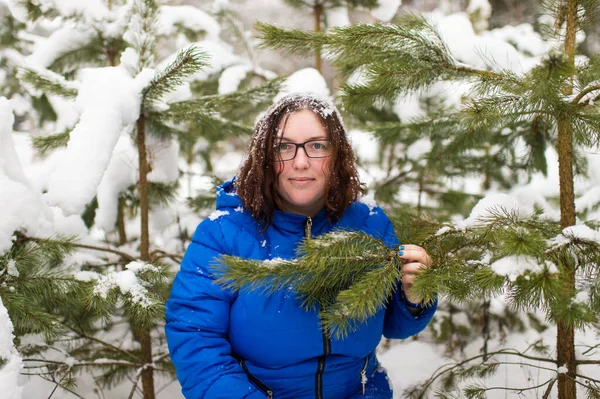 若いです女性で青ジャケットと眼鏡ポーズ屋外と作る顔で冬雪の日 — ストック写真