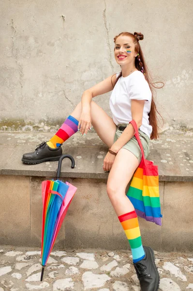 Jeune Fille Lgbt Mode Chaussettes Colorées Portant Des Bottes Masculines — Photo