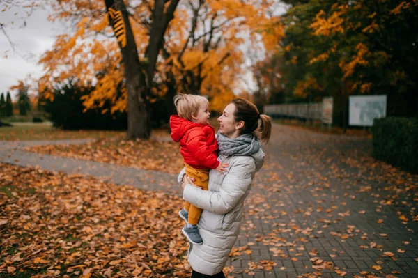 Mladá Krásná Maminka Hraje Svým Malým Dítětem Červené Bundě Parku — Stock fotografie