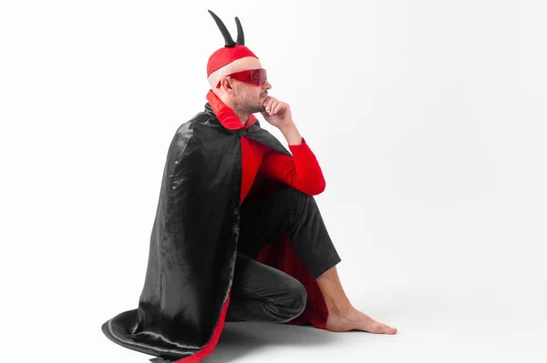 Hombre Extraño Traje Diabólico Sombrero Rojo Con Cuernos Negros Posando — Foto de Stock