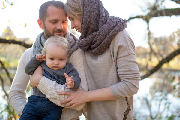 Glad Familj Par Med Sitt Lilla Barn Höstparken Solig Dag — Stockfoto