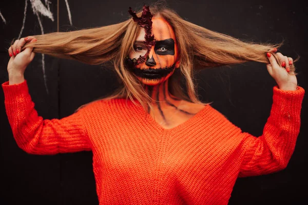 Giovane Ragazza Bionda Con Halloween Faccia Arte Posa All Aperto — Foto Stock