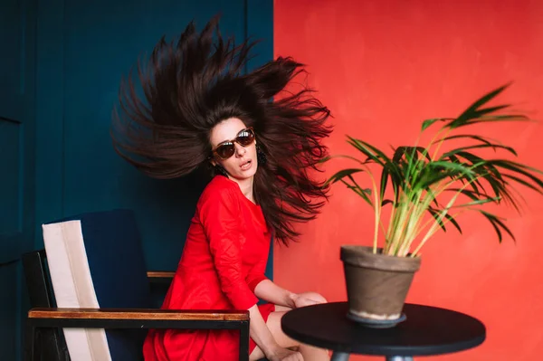 Bella Ragazza Moda Con Capelli Lunghi Neri Occhiali Sole Abito — Foto Stock