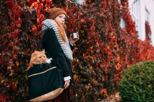 Joven Pecas Chica Ropa Elegante Con Taza Mano Llevando Gato —  Fotos de Stock