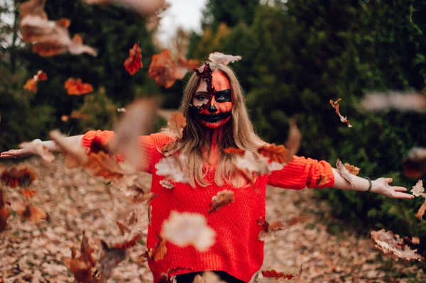 Menina Loira Nova Com Arte Facial Halloween Posando Livre Conceito — Fotografia de Stock