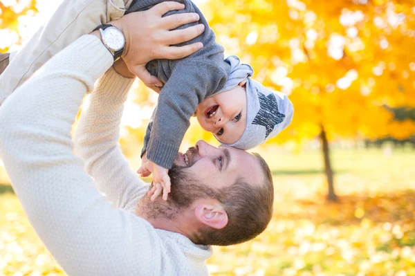 즐거운 아버지와 스러운 아이들의 아버지가을 공원에 스러운 아기를 — 스톡 사진