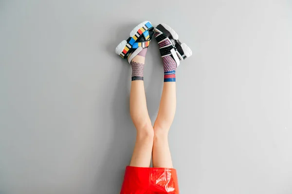 Красивые Женские Ноги Неподходящих Модных Носках Позирующие Двух Разных Модных — стоковое фото