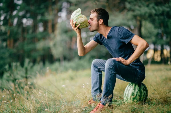 Jonge Vreemde Man Die Watermeloen Eet Zijn Sap Drinkt Natuur — Stockfoto