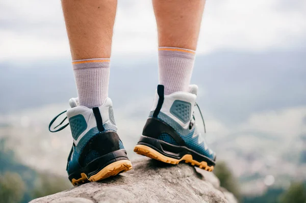 Φωτογραφία Διάθεσης Αρσενικών Ποδιών Που Φορούν Αθλητικά Παπούτσια Πεζοπορίας Ισχυρή — Φωτογραφία Αρχείου