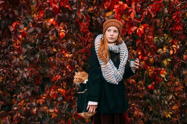 Jovem Sardas Menina Roupas Elegantes Com Xícara Chá Sua Mão — Fotografia de Stock