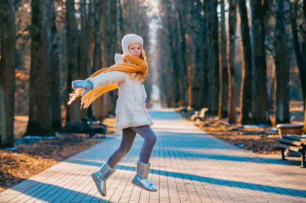 Sıcak Bej Ceketli Pantolonlu Küçük Kırmızı Kız Güz Parkında Sevinçle — Stok fotoğraf