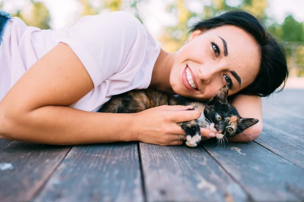 Preciosa Joven Encuentra Suelo Madera Con Gatito Bonito Regocija Del —  Fotos de Stock