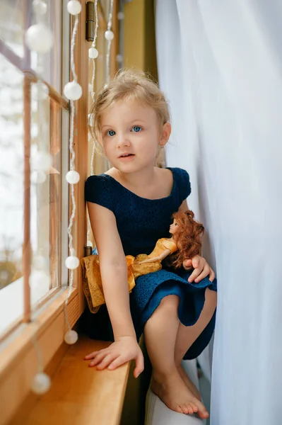 Vrij Blank Klein Meisje Met Mooi Haar Blauwe Jurk Houdt — Stockfoto