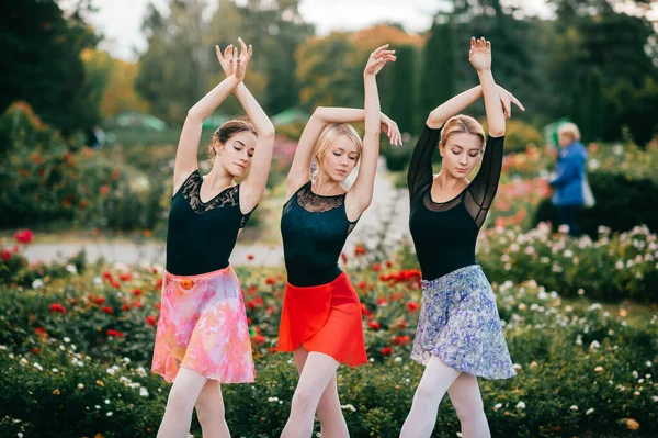 Três Meninas Bonitas Vestidos Coloridos Posando Livre — Fotografia de Stock