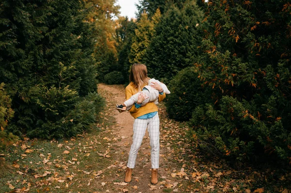 Belle Mère Caucasienne Chemisier Jaune Pantalon Blanc Passe Temps Libre — Photo