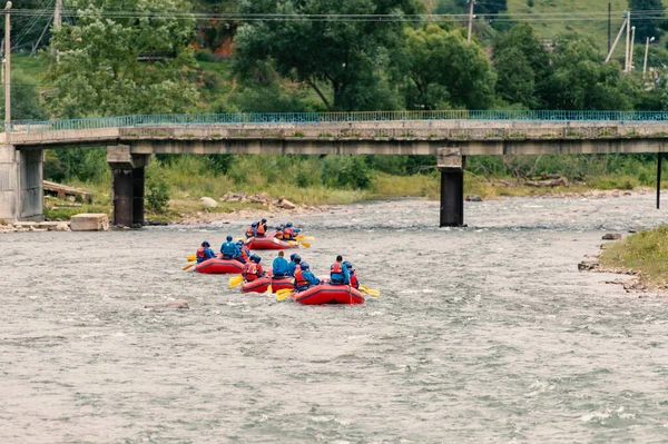 Grupo Hombres Mujeres Haciendo Rafting Río Deportes Acuáticos Extremos — Foto de Stock