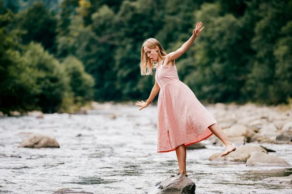 Jovem Graciosa Bailarina Menina Equilibrando Pedra Rio — Fotografia de Stock