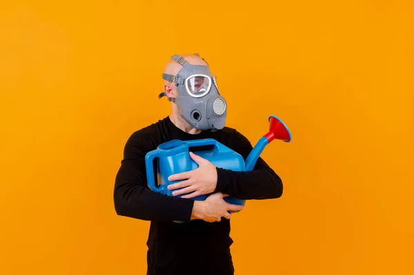 Αστείος Άγνωστος Άντρας Αναπνευστήρα Ποζάρει Μπλε Ποτιστήρι Πάνω Από Πορτοκαλί — Φωτογραφία Αρχείου