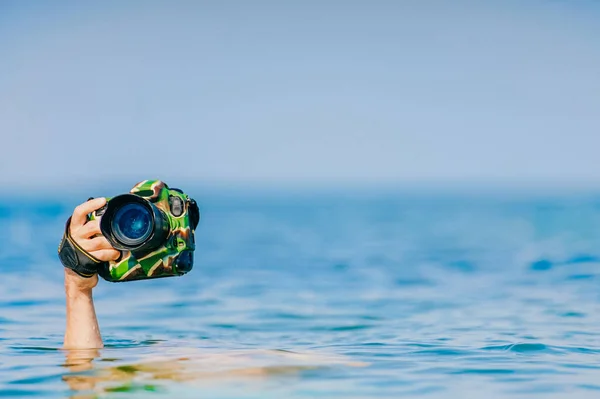 Samiec Nurka Pływa Pod Wodą Utrzymuje Suchą Bezpieczną Profesjonalną Fotokamerę — Zdjęcie stockowe