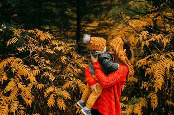 Jonge Mooie Moeder Warme Kleren Speelt Met Haar Jonge Blanke — Stockfoto