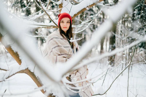 Ung Attraktiv Flicka Täcker Med Varm Cape Poserar Bland Snö — Stockfoto