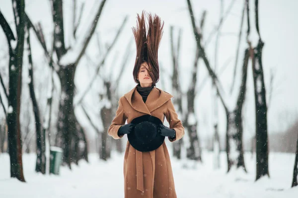 Ovanligt Porträtt Vacker Flicka Med Dramatiskt Ansikte Hålla Sin Hatt — Stockfoto