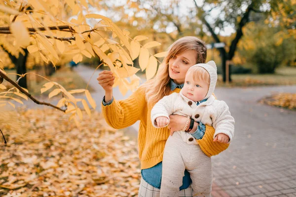 Krásná Běloška Matka Žluté Blůze Bílých Kalhotách Tráví Volný Čas — Stock fotografie