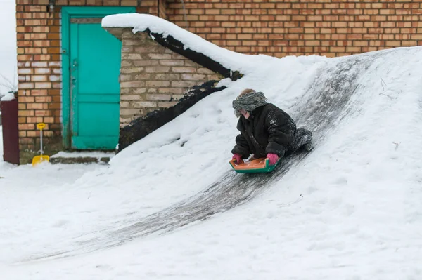 Funny Child Dressed Adult Oversized Jacket Riding Sled Icey Trek — Stock Photo, Image