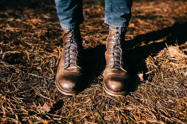 Cortador Madeira Estranho Botas Madeira Couro Masculino Hipster Vintage Floresta — Fotografia de Stock