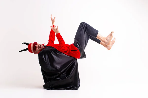 Hombre Extraño Traje Diabólico Sombrero Rojo Con Cuernos Negros Posando — Foto de Stock