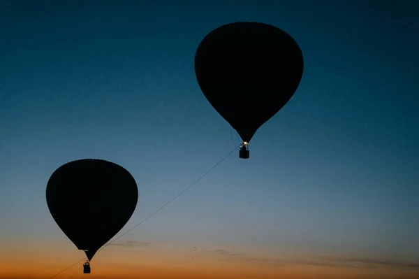 Silhuett Flygande Ballonger Med Människor Högt Upp Himlen Vid Skymningen — Stockfoto