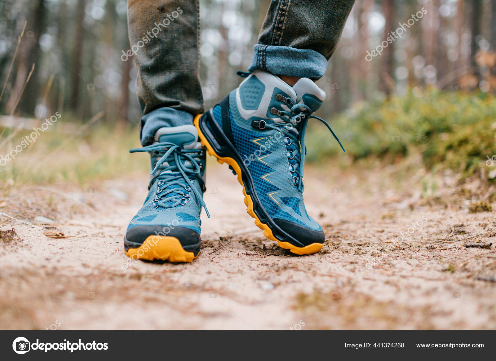 Piernas masculinas con zapatos de senderismo deportivos. piernas para hombre  con botas de trekking para actividades al aire libre