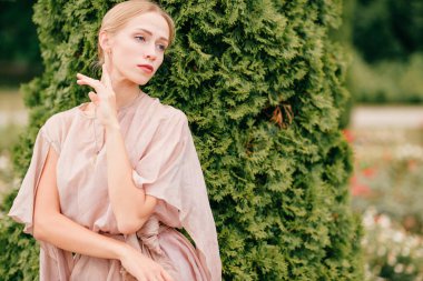 Sunny Park 'ta poz veren tiyatral elbiseli zarif bayan balerin.