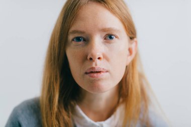 Temiz çilli güzel bir kızın yüzü.