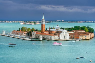 Venedik, İtalya - 3 Mayıs 2019: Venedik, İtalya 'daki San Giorgio Maggiore adasının manzarası.