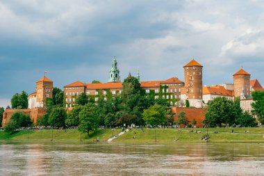Polonya 'nın Krakow kentindeki Wawel Kalesi' nde yaz günü Vistula Nehri 'nden manzarası.