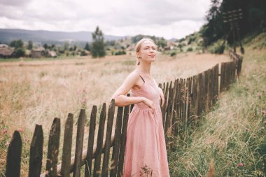 Kameraya poz veren beyaz tatlı bir kız. Güzel bir açık hava portresi.