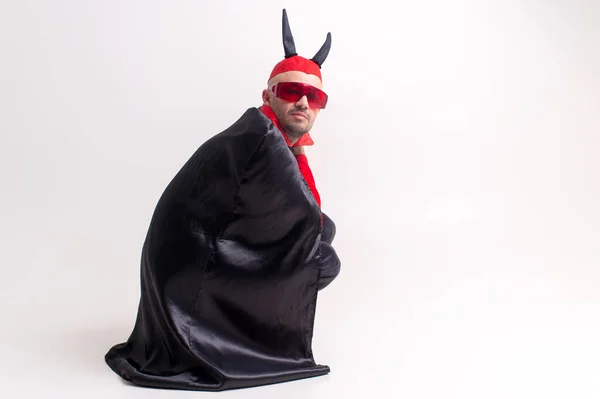 Extraño Hombre Diabólico Gafas Sol Traje Halloween Rojo Negro Posando — Foto de Stock