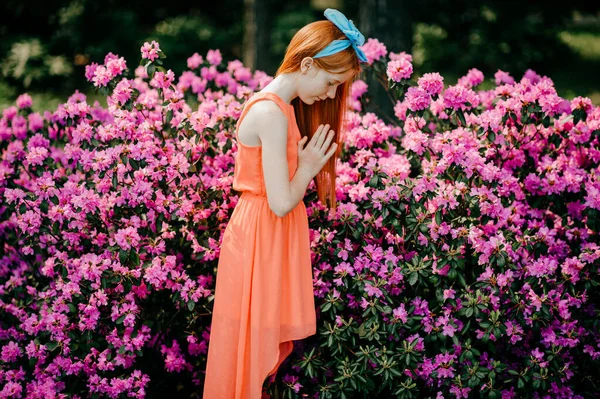 Странная Девушка Длинными Рыжими Волосами Красивое Лицо Летнем Оранжевом Платье — стоковое фото