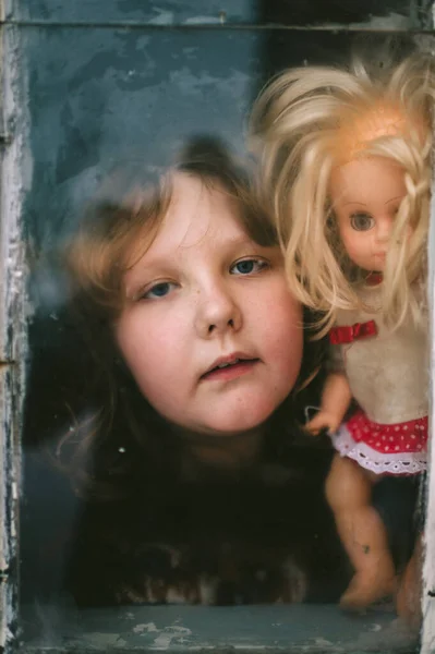Portret Van Een Klein Zelf Geïsoleerd Meisje Vermist Met Haar — Stockfoto