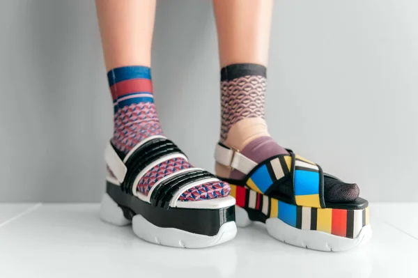 Красивые Женские Ноги Разноцветных Модных Носках Стоящих Двух Модных Высоких — стоковое фото