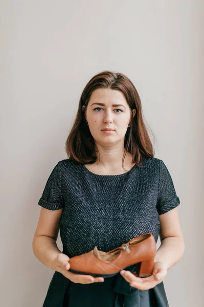 Retrato Mujer Adulta Vestido Negro Sosteniendo Zapato Cuero Femenino Anticuado — Foto de Stock