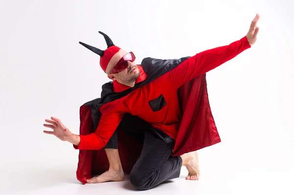 Hombre Extraño Traje Diabólico Sombrero Rojo Con Cuernos Negros Posando — Foto de Stock